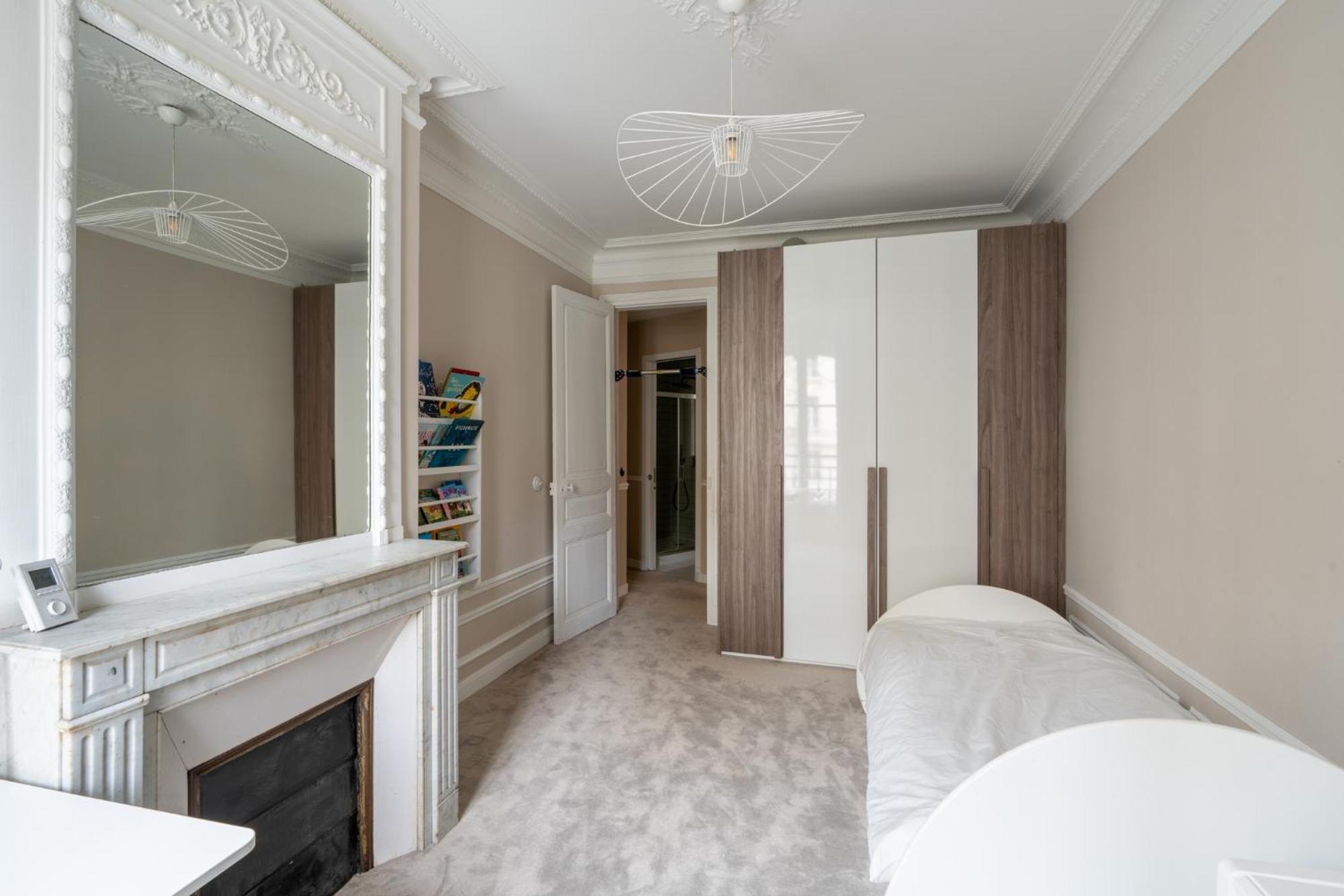 Bright And Spacious 3bdr Near Eiffel Tower